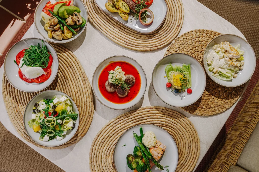 dinning-meals-meat-salafs-salmon-healthy-mediterranean-diet-treatment-center-spain-marbella-innerlife-recovery-best-rehab-spain-treatment-center-near-me-alcohol-addiction-drugs-depression-anxiety-burnout-codependency-eatingdisorders