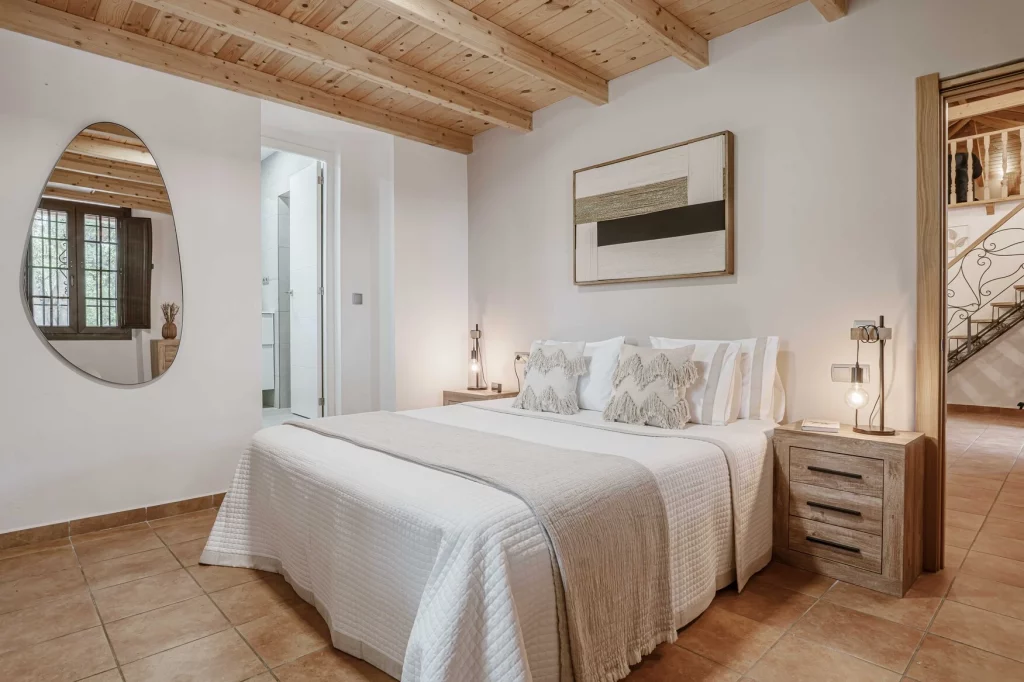 executive-program-ensuite-bedroom-innerlife-recovery-best-rehab-spain-treatment-center-near-me-alcohol-addiction-drugs-depression-anxiety-burnout-codependency
