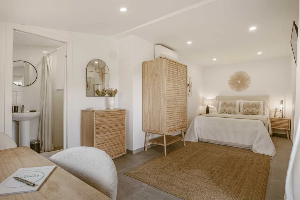 executive-program-ensuite-bedroom-innerlife-recovery-best-rehab-spain-treatment-center-near-me-alcohol-addiction-drugs-depression-anxiety-burnout-codependency-cocaine