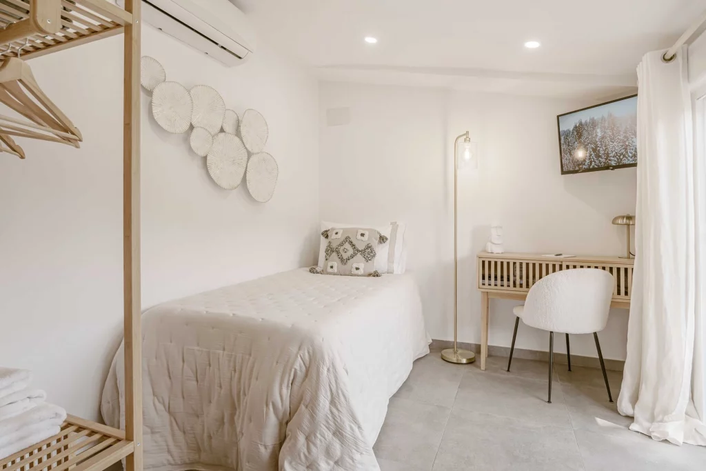 executive-program-ensuite-single-bedroom-innerlife-recovery-best-rehab-spain-treatment-center-near-me-alcohol-addiction-drugs-depression-anxiety-burnout-codependency