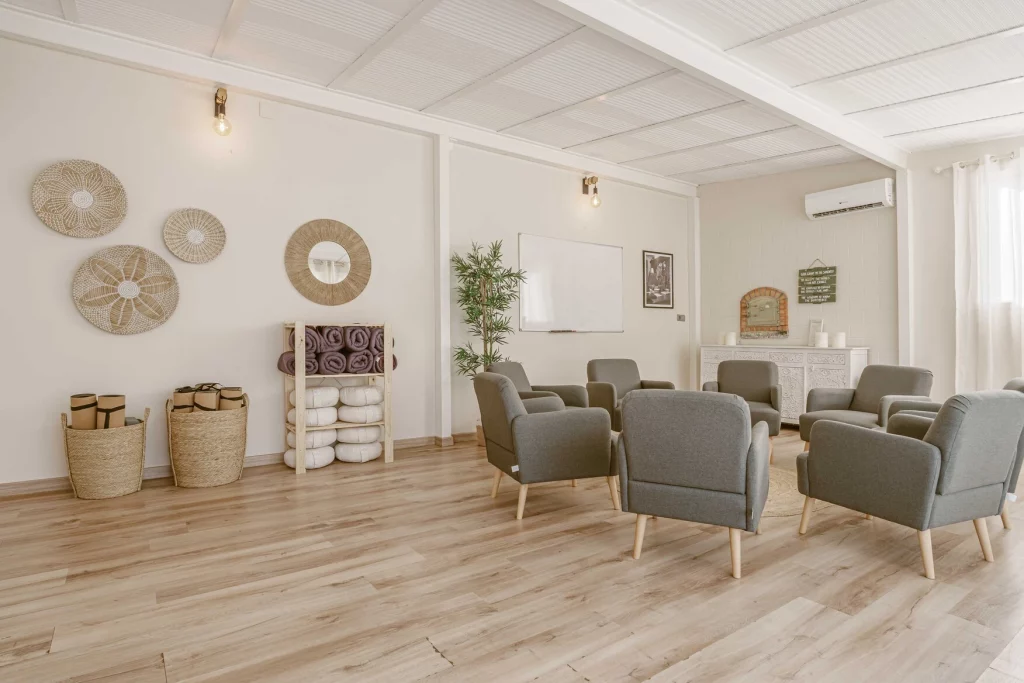 holistic-room-group-therapy--innerlife-recovery-best-rehab-spain-treatment-center-near-me-alcohol-addiction-drugs-depression-anxiety-burnout-codependency