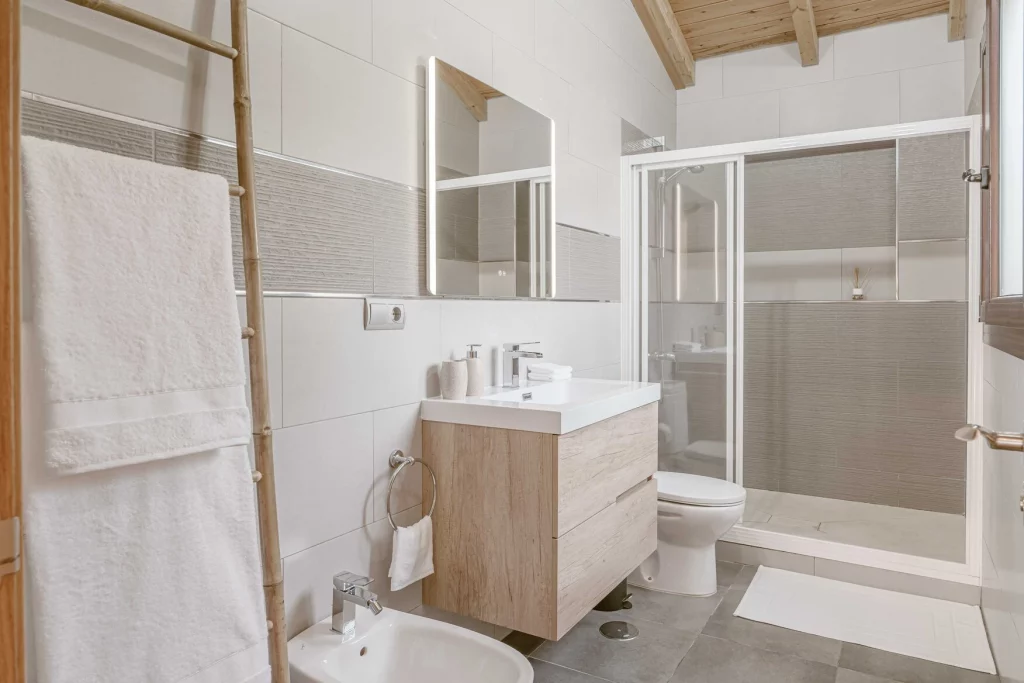 deluxe-program-bathroom-luxury--innerlife-recovery-best-rehab-spain-treatment-center-near-me-alcohol-addiction-drugs-depression-anxiety-burnout-codependency
