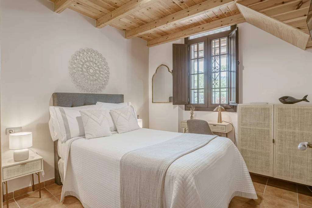 deluxe-program-shared-barthroom-innerlife-recovery-best-rehab-spain-treatment-center-near-me-alcohol-addiction-drugs-depression-anxiety-burnout-codependency